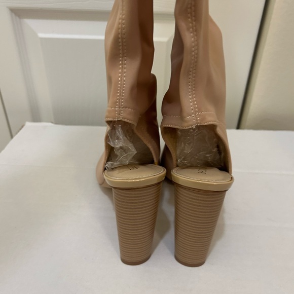 Torrid Elegant Nude Knee-High Women's Boots Peak Toe Size 11 women. NWT in Box. - Picture 6 of 12